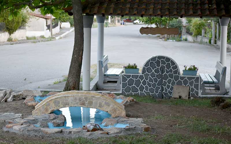 Kατασκευή λιμνούλας με γεφυράκι στη Λευκόβρυση