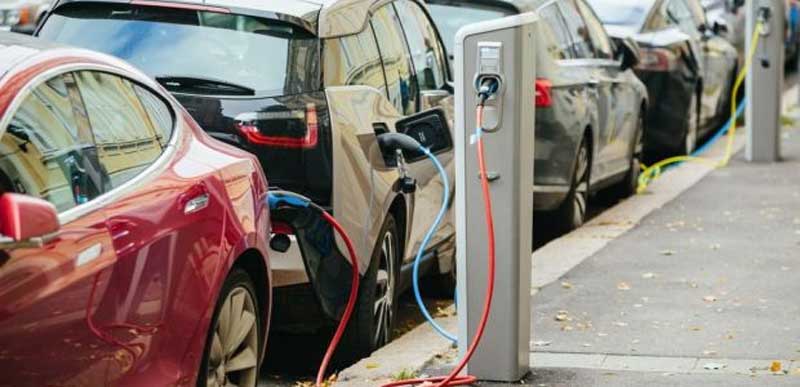 200 εκατ. ευρώ για μονάδες παραγωγής στην ηλεκτροκίνηση + 70 εκατ. ευρώ για 8.500 φορτιστές-Κίνητρα για μονάδες στη Δ.Μακεδονία