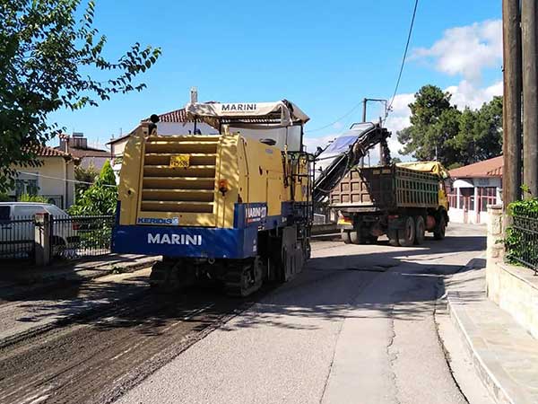Εργασίες ασφαλτόστρωσης στον κεντρικό δρόμο της Καισαρειάς