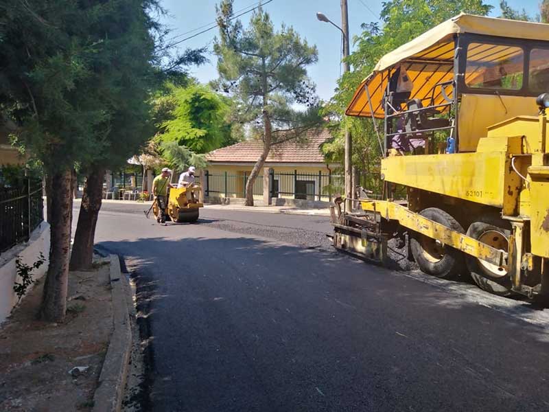 Οι εργασίες ασφαλτόστρωσης στον κεντρικό δρόμο Καισαρειάς συνεχίζονται