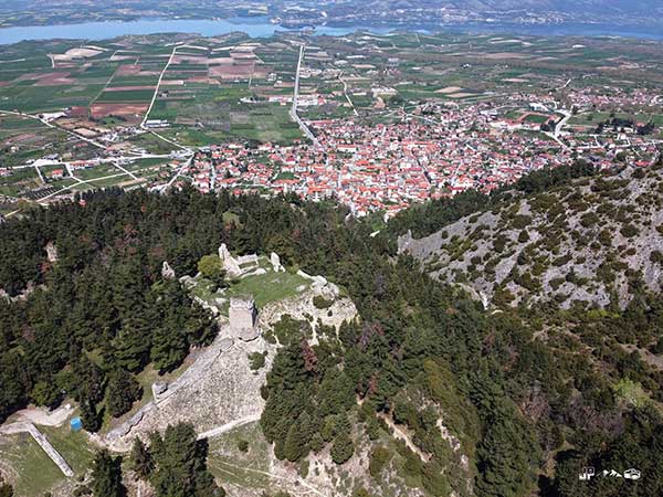«Καλώς ήρθατε στη µαρτυρική πόλη των Σερβίων» θα λένε οι δύο πινακίδες με φόντο τη βυζαντινή καστροπολιτεία