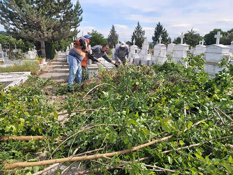 Δήμος Γρεβενών: Εργασίες Καθαρισμού στο Δημοτικό Κοιμητήριο