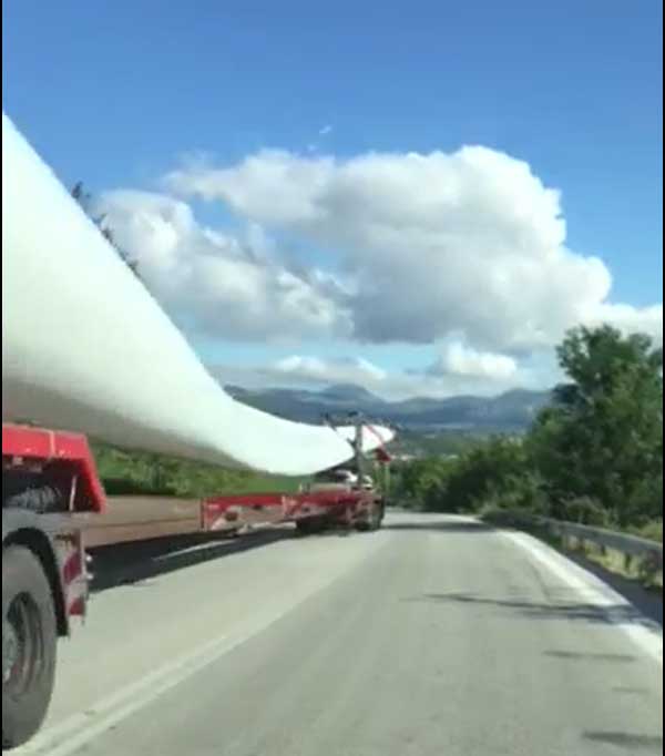 Νέο βίντεο με τα πτερύγια ανεμογεννητριών στη διασταύρωση Σερβίων -Βελβεντού για το αιολικό πάρκο στο Μεταξά