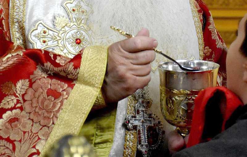 Οικουμενικό Πατριαρχείο: Με λαβίδα μιας χρήσης η Θεία Κοινωνία