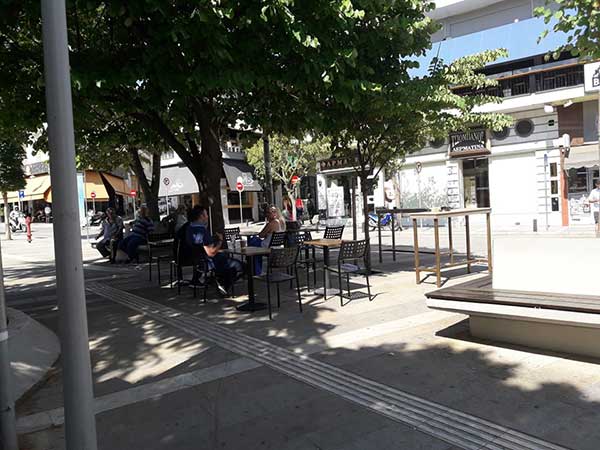 Νέα τραπεζοκαθίσματα στην πλατεία της Κοζάνης