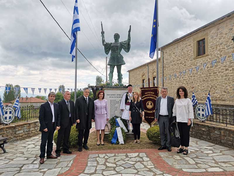 Στη Δαμασκηνιά Βοΐου Κοζάνης, τη Βουλή των Ελλήνων εκπροσώπησε και κατέθεσε στεφάνι, η Βουλευτής του Ν. Κοζάνης Παρασκευή Βρυζίδου