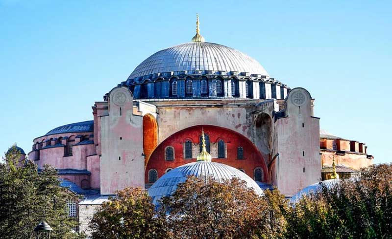 Πένθιμα χτύπησαν οι καμπάνες στον ορθόδοξο κόσμο παντού στη γη, στη χριστιανοσύνη όλη, πένθιμα χτυπούν και οι καρδιές στον πολιτισμένο κόσμο, για την Αγία Σοφία στην Κωνσταντινούπολη