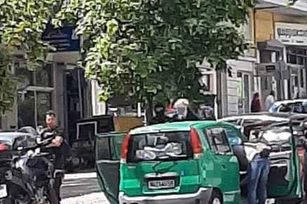 Ο δράστης μεταφέρθηκε από την αστυνομία στο σημείο του συμβάντος -Φύλλο και φτερό το αυτοκίνητό του