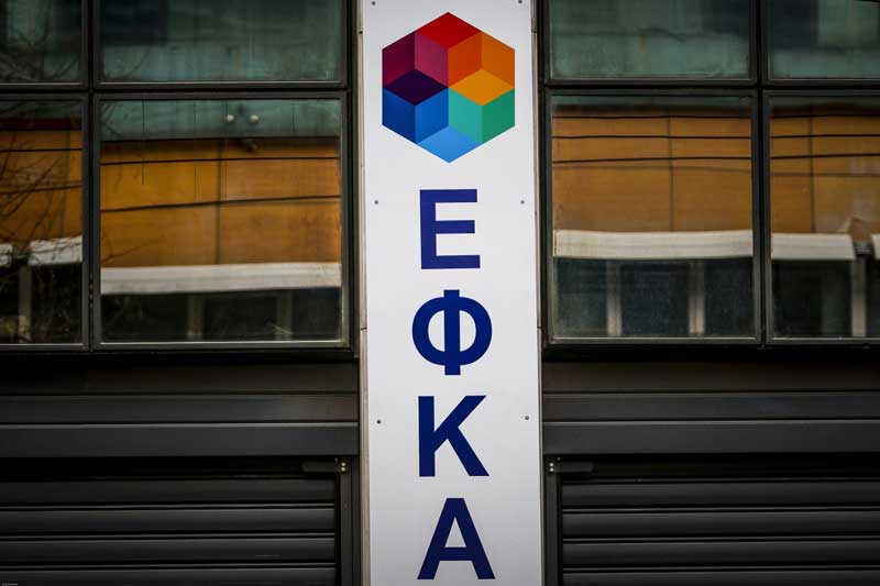 Την «έλουσε» με γάλα γιατί δεν ήθελε να προσκομίσει δικαιολογητικά σε υποκατάστημα του e-ΕΦΚΑ