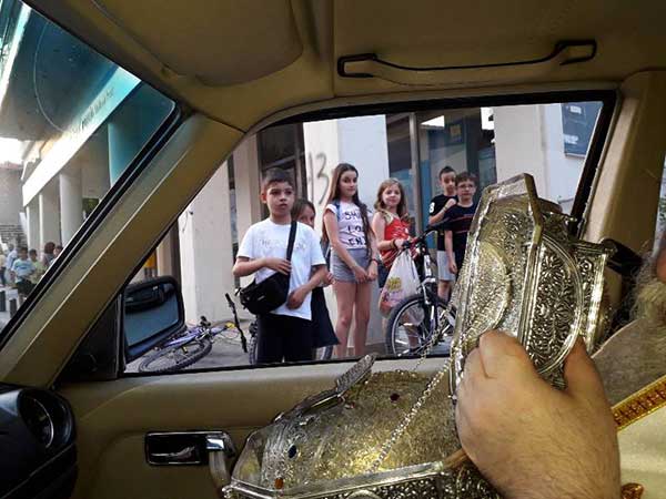 Mε αυτοκίνητο η λιτανεία της Τιμίας Κάρας του Οσίου Νικάνορος στις κεντρικές οδούς των Γρεβενών