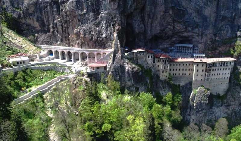 Δεκαπενταύγουστος στην Παναγία Σουμελά: «Ναι» από τον Ερντογάν, «όχι» από το Φανάρι
