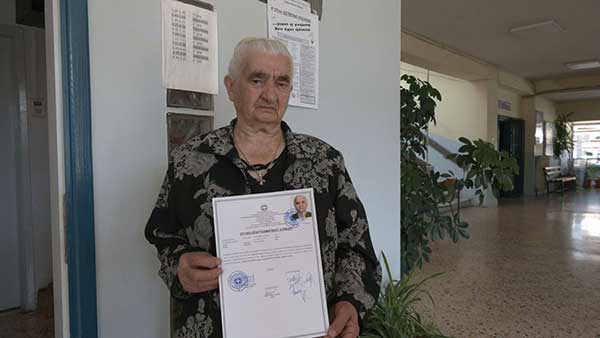 Η 86χρονη Σουλτάνα Γκέσου πήρε το πτυχίο του Βοηθού Νοσηλευτή  από το Επαγγελματικό Λύκειο Κοζάνης