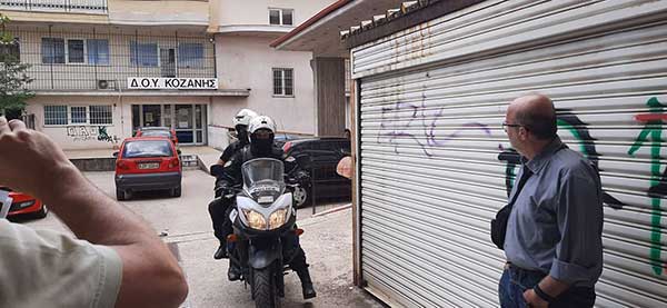 Εργαζόμενη στη ΔΟΥ Κοζάνης περιγράφει με δάκρυα το περιστατικό