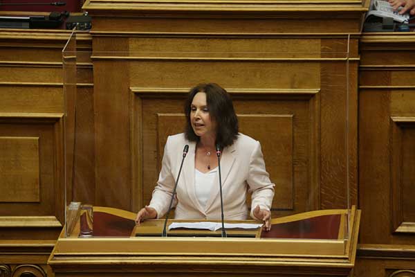 Καλλιόπη Βέττα: «Τα μνημεία της χώρας παραδίδονται προς εκμετάλλευση σε ιδιωτικά συμφέροντα»