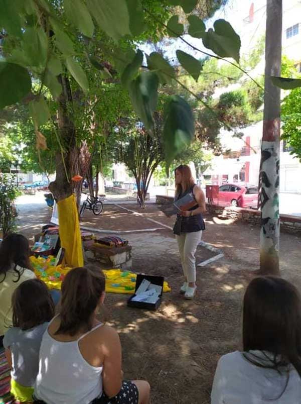 Η Χαριστική Βιβλιοθήκη Πτολεμαΐδας σκορπίζει ιστορίες στα πάρκα της πόλης