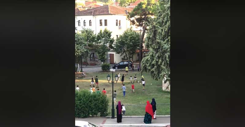 Τα παιδιά της Αιανής παίζουν ποδόσφαιρο με τα παιδιά των Σομαλών μεταναστών-Δείτε το βίντεο