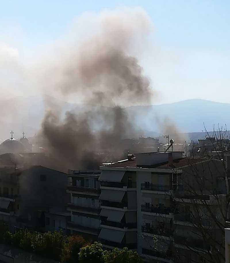 ΣΥΜΒΑΙΝΕΙ ΤΩΡΑ: Μεγάλη φωτιά σε μαγαζί σε κεντρικό σημείο της Πτολεμαΐδας
