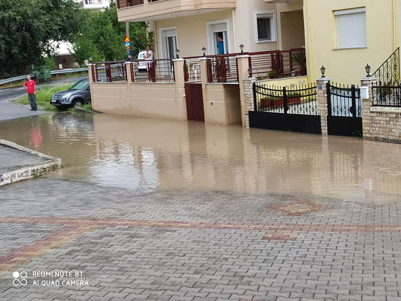 Σχηματίστηκε λίμνη στη συμβολή των οδών Αιανής και Θεμιστοκλή Σοφούλη στην Κοζάνη