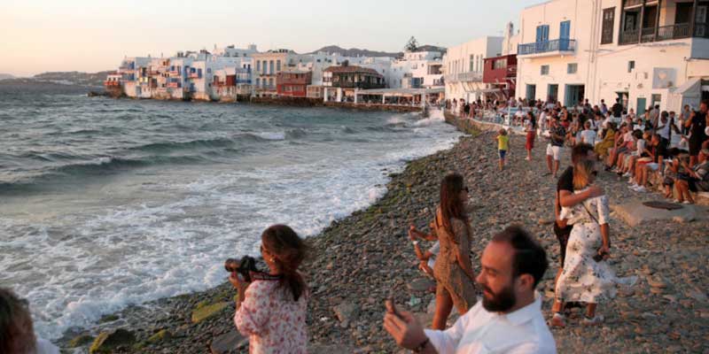 Απαγόρευση μουσικής στη Μύκονο και βραδινής κυκλοφορίας