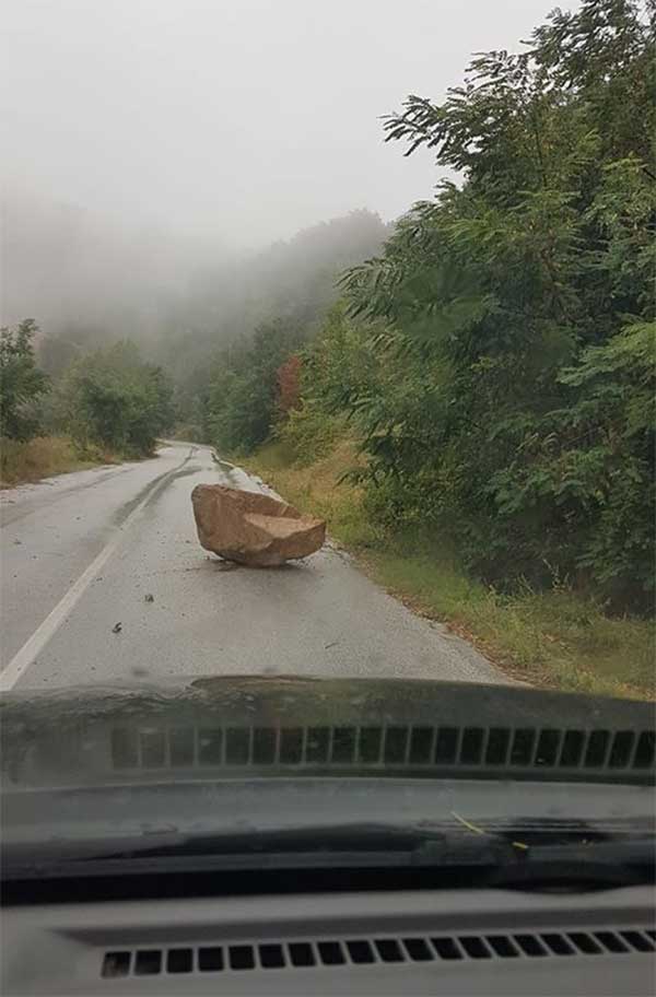 Πτώση βράχων στο δρόμο προς το Παλαιογράτσανο