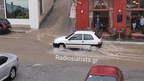 Πολύ νερό στην πλατεία Χώρας στη Σιάτιστα