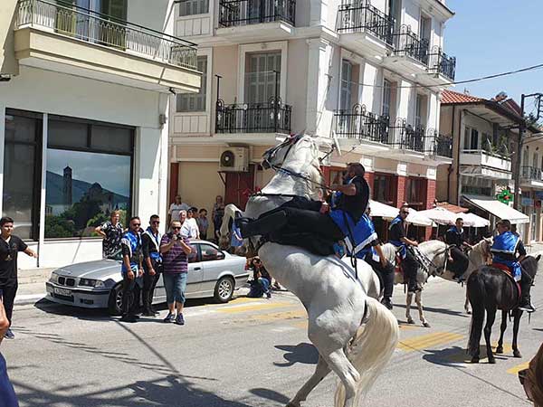 Οι καβαλάρηδες της  Σιάτιστας αναβίωσαν το έθιμο -Δείτε φωτογραφίες
