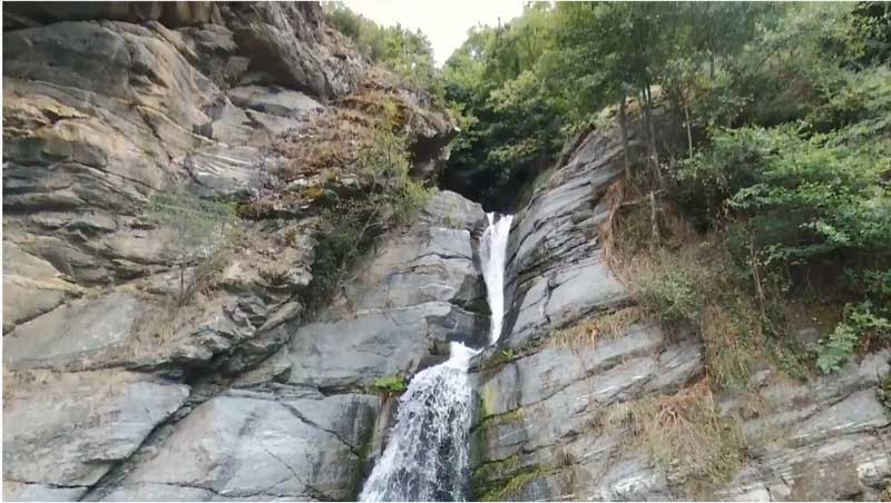 Μια βόλτα στο Σκεπασμένο, στους καταρράκτες του Βελβεντού