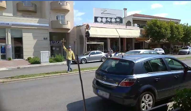 Άντρας με το σταυρό στο χέρι σε δρόμους της Κοζάνης-Δείτε το βίντεο