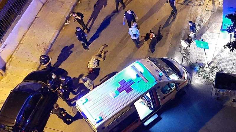 Επίθεση με τσεκούρι στην Καλλιθέα: Καρέ-καρέ η σύλληψη του δράστη – Σοκαριστικό βίντεο