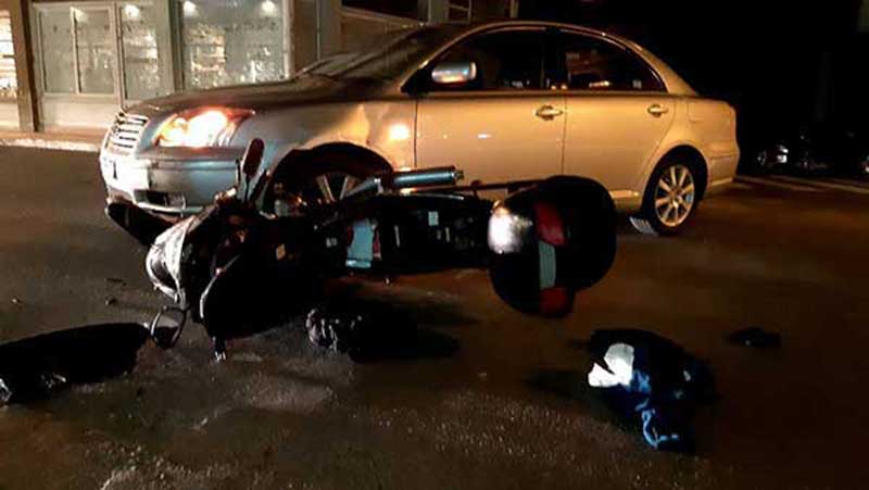 Αυτοκίνητο συγκρούστηκε με μηχανή στη διασταύρωση των οδών Βελβεντού και Παπανδρέου στην Κοζάνη
