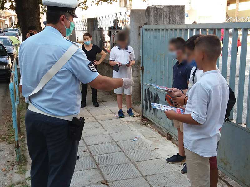 Ενημερωτικά φυλλάδια Τροχαίας διανεμήθηκαν σήμερα από αστυνομικούς σε γονείς και μαθητές δημοτικών σχολείων, σε περιοχές της Δυτικής Μακεδονίας, εν όψει της νέας σχολικής περιόδου