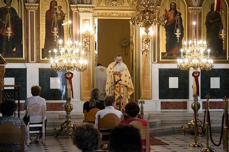 «Δεν γίνεται να κλείνουν επιχειρήσεις και να συνεχίζεται η Θεία Κοινωνία» – Πρόταση για αλλαγές στην μετάληψη