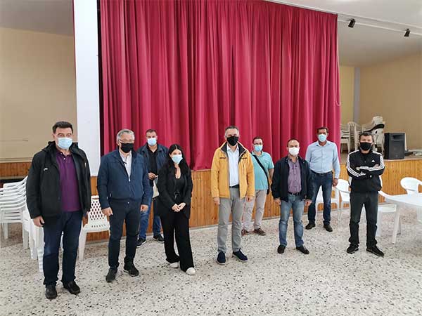 Συζήτηση πραγματοποιήθηκε στην Εράτυρα μεταξύ του Περιφερειάρχη Δυτ. Μακεδονίας κ. Κασαπίδη, του εκπροσώπου γεωπόνου της εταιρείας Μπάρμπα Στάθης και παραγωγών γεωργικής καλλιέργειας