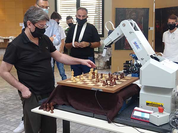 Σιμουλτανέ του παγκοσμίου φήμης σκακιστή Βασίλη Κοτρωνιά στην Κοζάνη