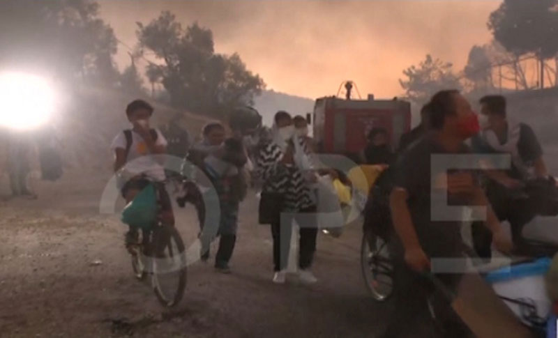 Νέα φωτιά στη Μόρια! Τρέχουν να σωθούν από τις φλόγες πρόσφυγες με παιδιά (video)