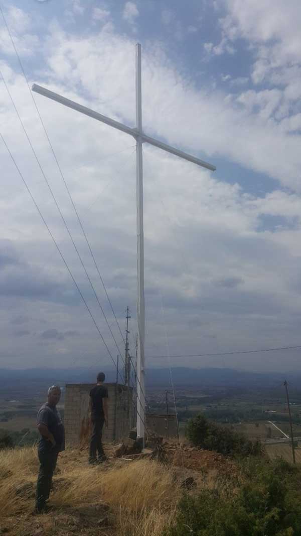 Τοποθετήθηκε σιδερένιος σταυρός ύψους 12 μέτρων και πλάτους 6 μέτρων στο Μαύρο Βουνό