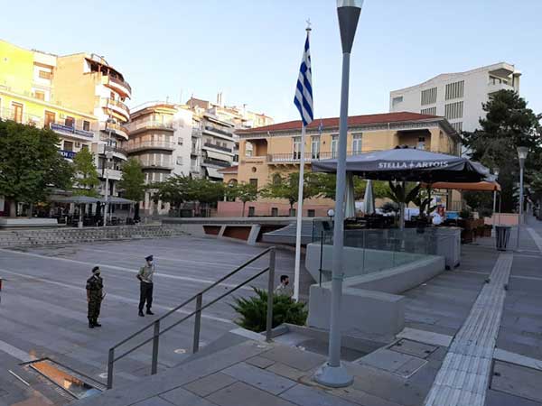 Η έπαρση  της σημαίας στην κεντρική πλατεία της πόλης