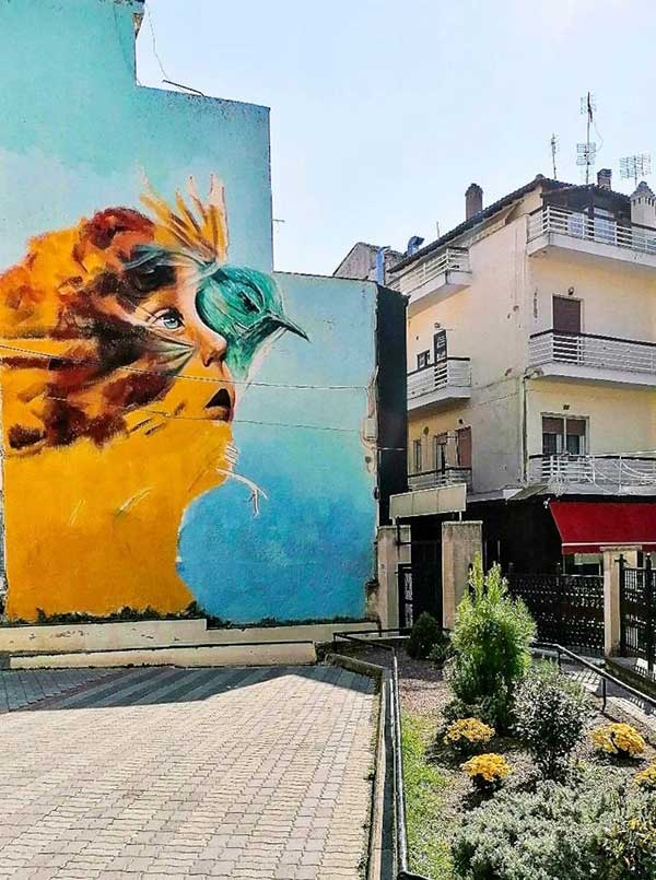 Tο γκράφιτι του Γιάννη Ζάμκου στον αύλειο χώρο του Δημοτικού Σχολείου «Χαρίσιος Μούκας»
