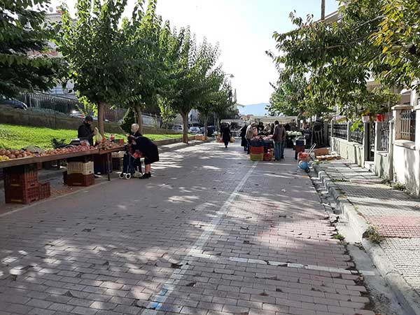 Με αποστάσεις στους πάγκους η λαϊκή αγορά στην περιοχή της Αγίας Παρασκευής Κοζάνης