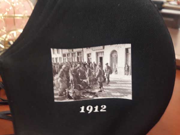 Πτολεμαΐδα: Συλλεκτικές μάσκες για την απελευθέρωση της πόλης δημιουργεί σχεδιάστρια μόδας – 400 μάσκες σε ηλικιωμένους