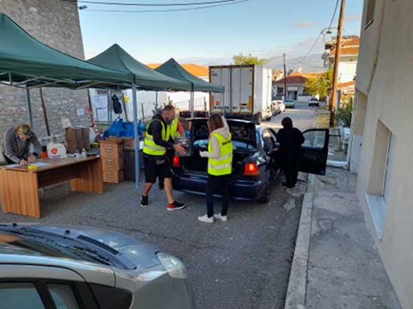 Με επιτυχία πραγματοποιήθηκε η 5η διανομή τροφίμων στα Σέρβια στο πλαίσιο του προγράμματος ΤΕΒΑ