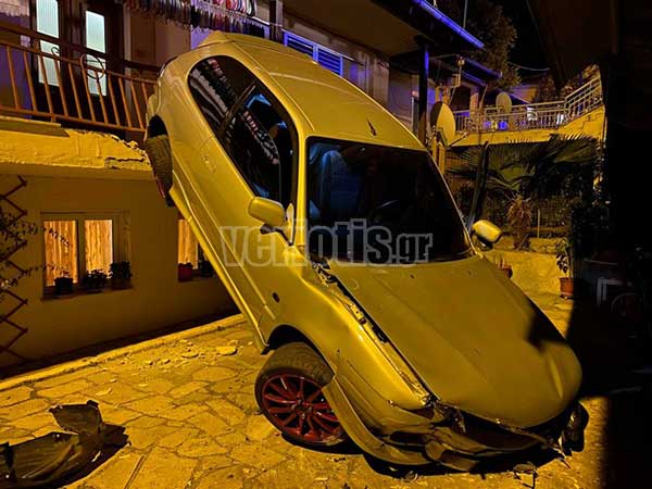 Σοκαριστικό τροχαίο στη Βέροια: ΙΧ «προσγειώθηκε» σε αυλή σπιτιού