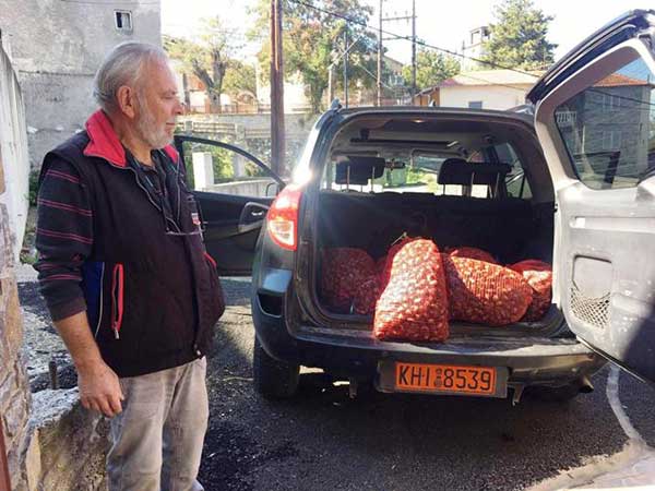 Δωρεά κάστανων από τον κ. Γ. Βλάχο στον Δήμο Σερβίων για τις άπορες οικογένειες