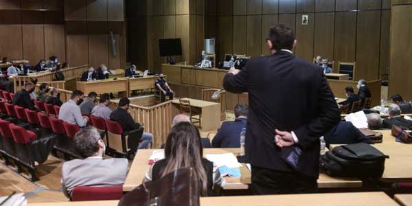 Δίκη Χρυσής Αυγής: «Η μάχη των ελαφρυντικών» -Πώς αμύνθηκε η υπεράσπιση -Ειρωνείες, απαξία, κραυγές