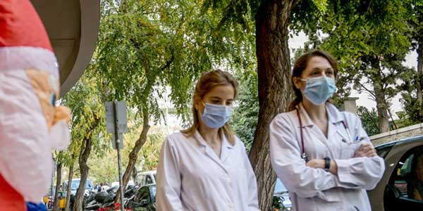 Κορωνοϊός: Mικρή «αχτίδα» ελπίδας, αλλά ακόμη είμαστε μακριά από άρση του lockdown