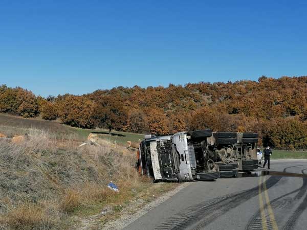 Γρεβενά: Ανατροπή φορτηγού που μετέφερε ξύλα