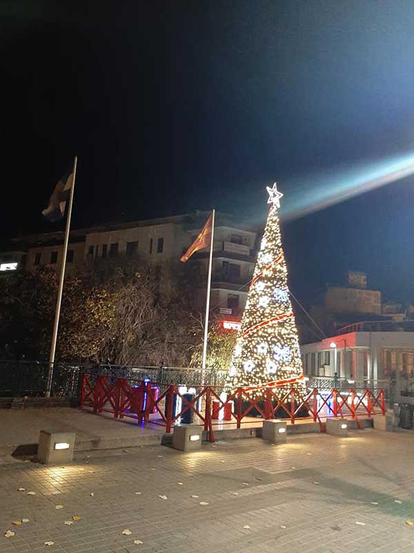 Άναψε δοκιμαστικά το χριστουγεννιάτικο δέντρο στην πλατεία της Κοζάνης
