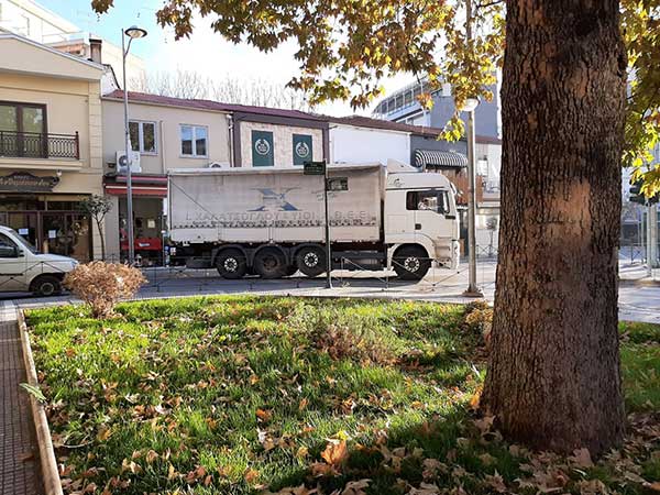 Φορτηγό μπλόκαρε την κυκλοφορία στο κέντρο της Κοζάνης