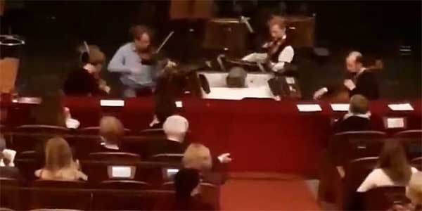 Επίθεση στη Βιέννη: Η στιγμή που η ορχήστρα αρχίζει να παίζει μουσική για να ηρεμήσει τους θεατές -Έξω έπεφταν πυροβολισμοί [βίντεο]