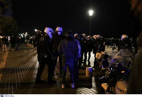 Θεσσαλονίκη «Έσπασαν» την καραντίνα με διαδήλωση- Επενέβη η αστυνομία